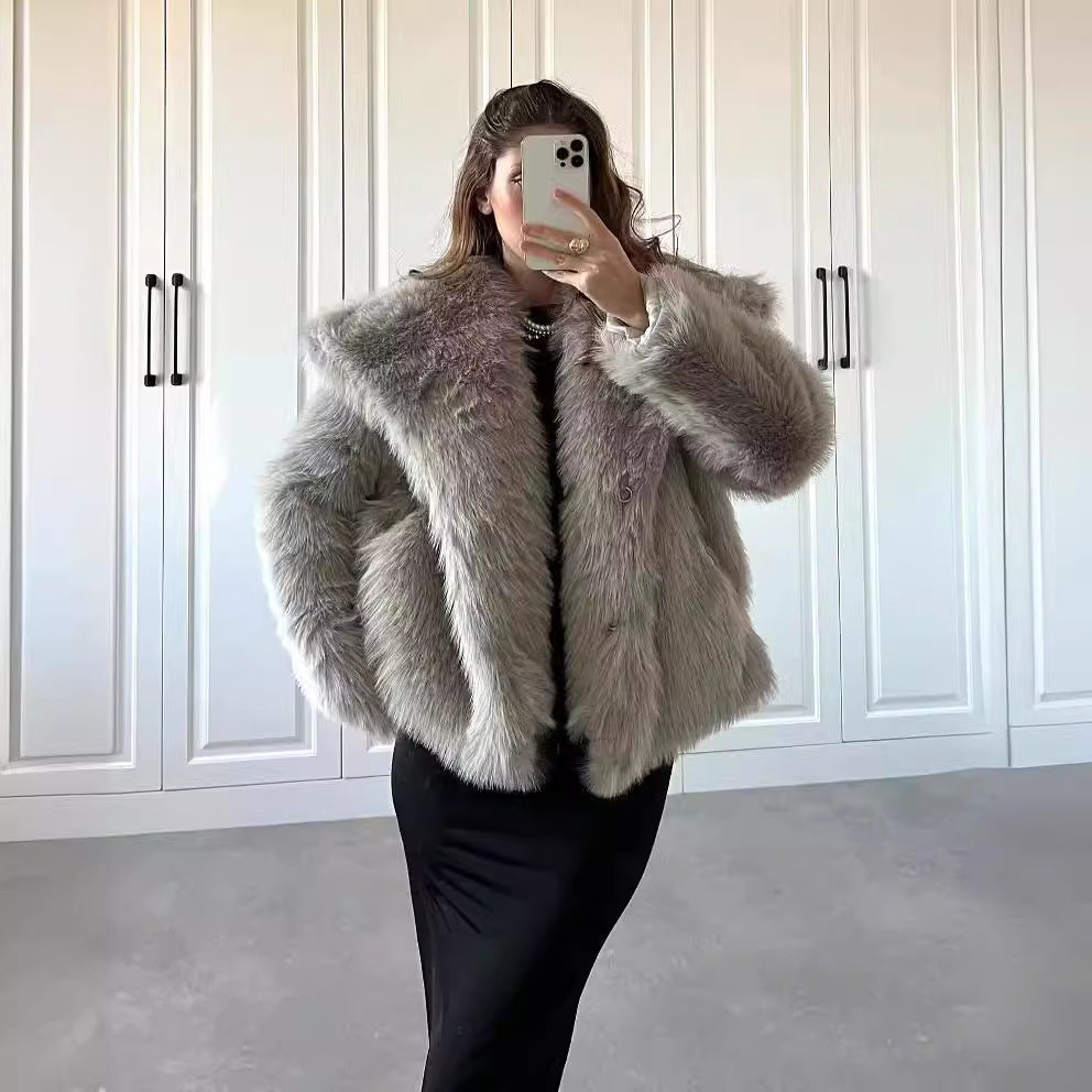 Manteaux en fausse fourrure style mode urbaine.