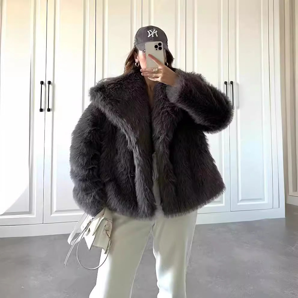 Manteaux en fausse fourrure style mode urbaine.