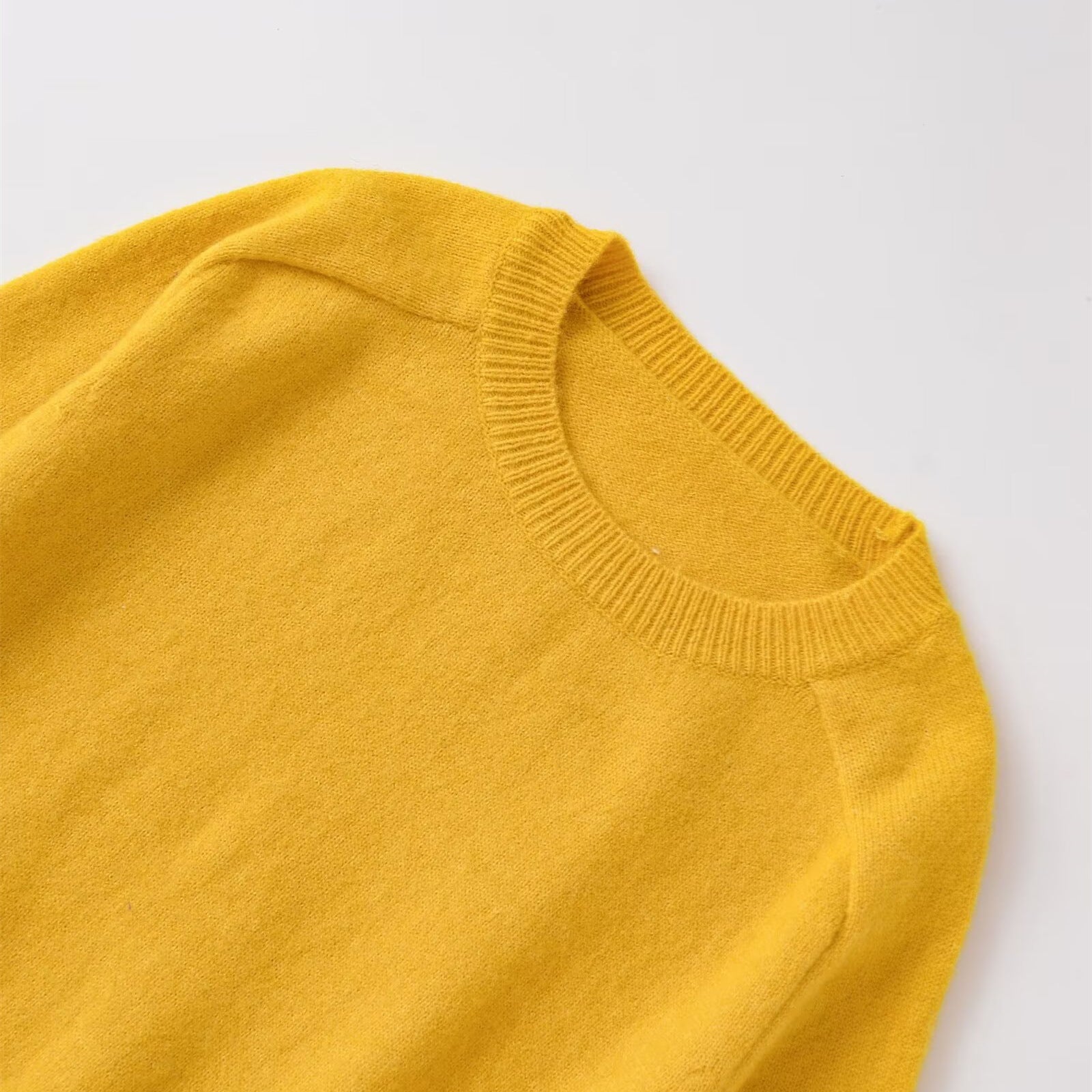 Pull en maille douce à col rond et manches longues.