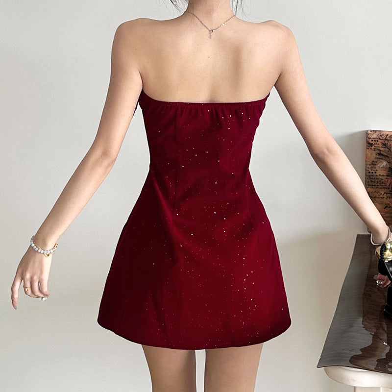 Robe courte élégante et chic, rouge sans bretelles